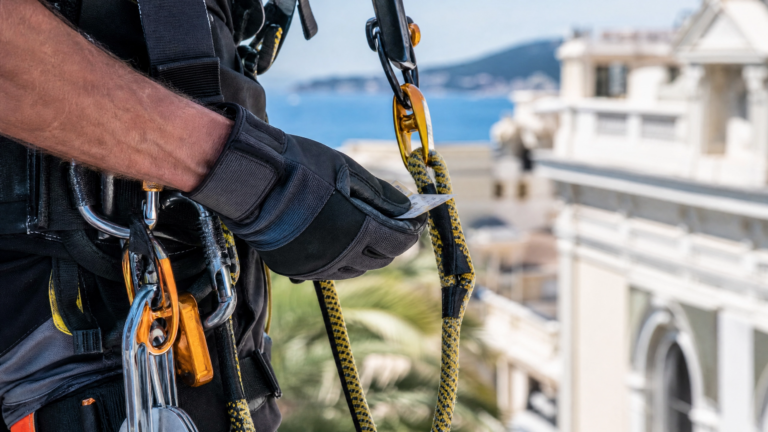 Cordiste vérifiant la traçabilité de ses EPI avant une intervention en hauteur